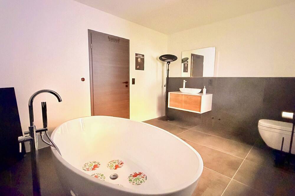 Ferienhaus 'Whirlpool Sauna Pool' mit Bergblick, Privatpool und Wlan in Bad Ems, Lahn-Taunus