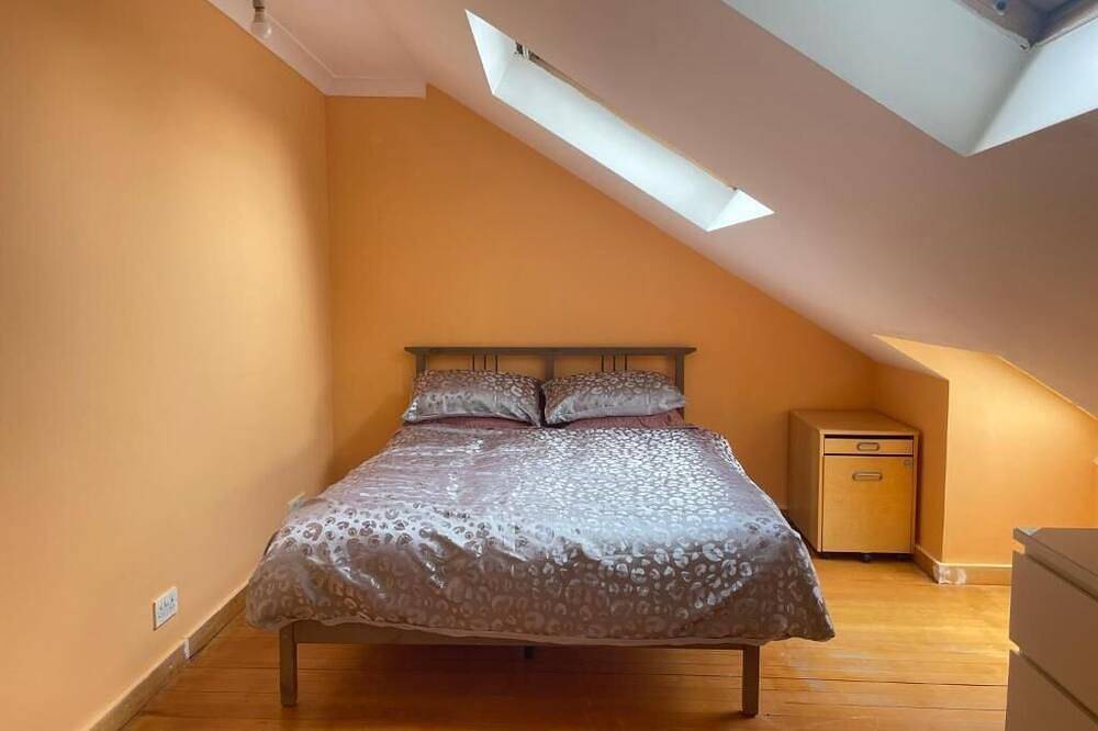Private Loft- Direct Travel to Central Ldn and Heathrow in Ealing, London