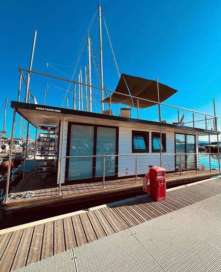 Almalo Floating House - Casa Galleggiante in Spiaggia della Lingua, Procida