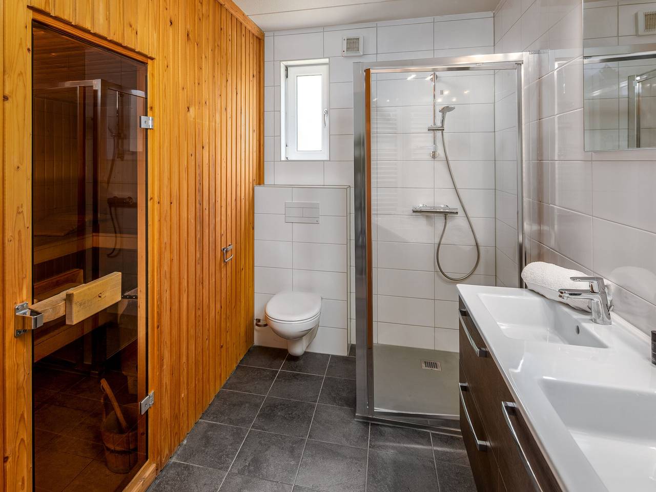 Moderne villa met omheinde tuin. in De Banjaard, Kamperland