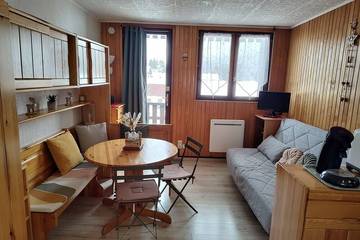 Appartement De Vacances pour 4 Personnes dans Mijoux, Jura Francais, Photo 3