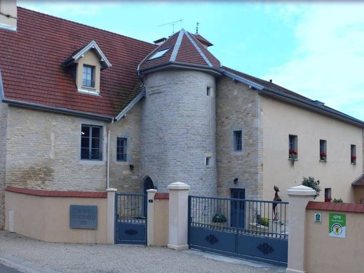 Gîte pour 15 personnes, avec Jacuzzi et Terrasse ainsi que Jardin et Sauna dans Montagney