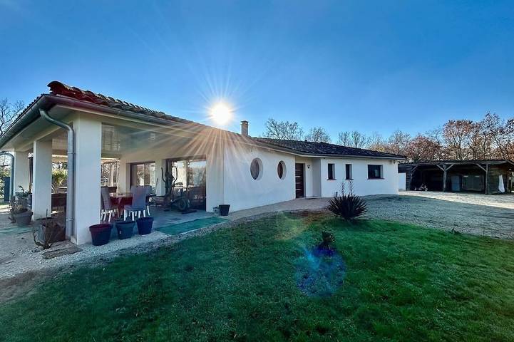 Location de vacances pour 8 personnes, avec Jacuzzi ainsi que Terrasse et Jardin à Labastide-du-Temple