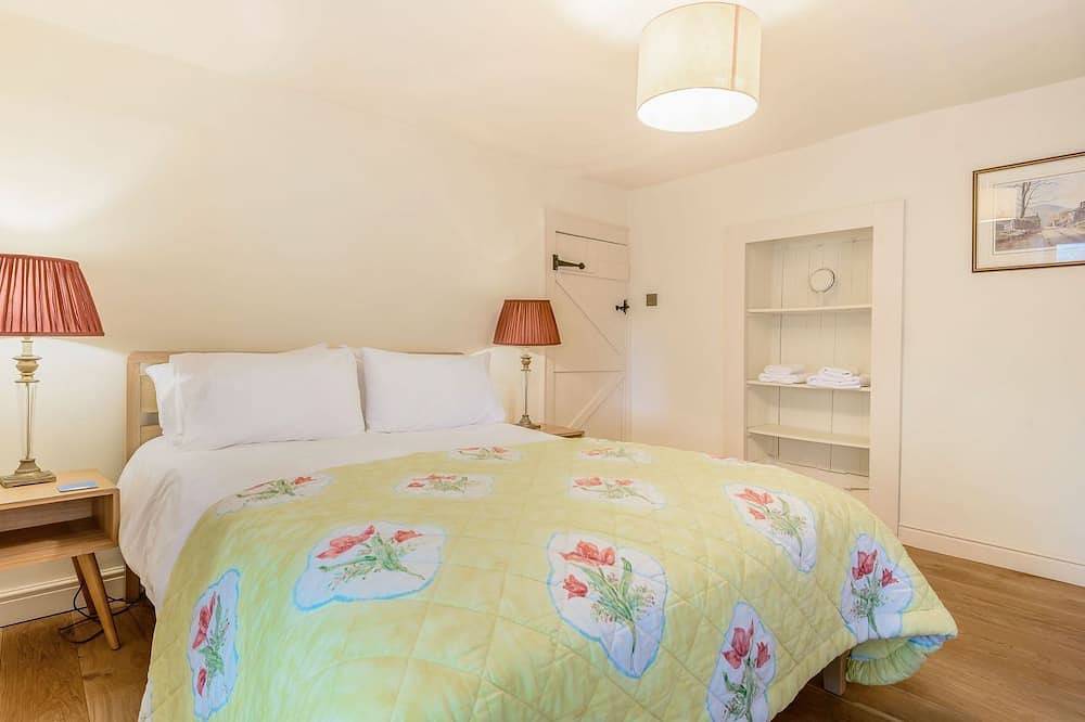 Mulberry Cottage, pet friendly, with open fire in Youlgreave in Youlgreave, Derbyshire