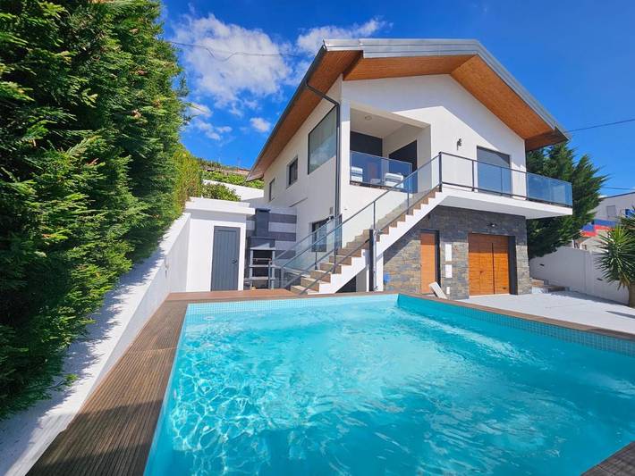 Location de vacances pour 6 personnes, avec Balcon et Terrasse ainsi que Jardin et Piscine à Peso da Régua