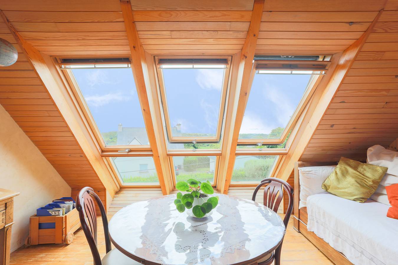 Appartement entier, Appartement 'Gîte Des Oiseaux 3kms Plage' avec terrasse privée et jardin partagé in Kerbors, Côte de Granit Rose