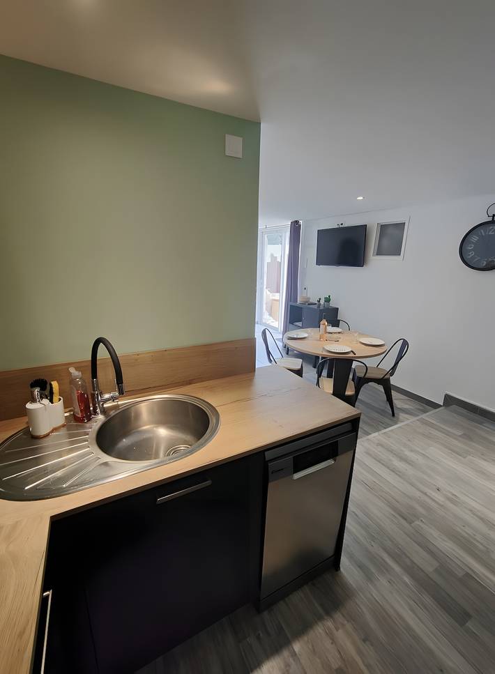 Ganze Wohnung, „Gîte Ferrari“ 4–6 Pers. im Zentrum von Ruoms mit Gemeinschaftspool, Terrasse, Klimaanlage in Ruoms, Ardèche