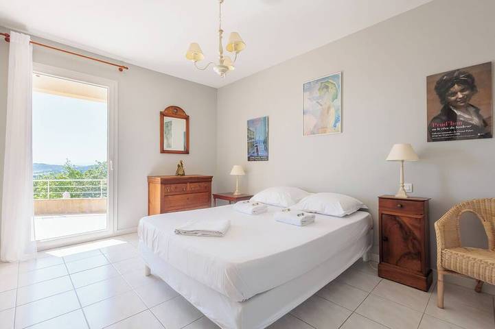 Grande villa  vue imprenable  proche Avignon 
idéale pour  vacances en famille in Rochefort-du-Gard, Région de Nîmes