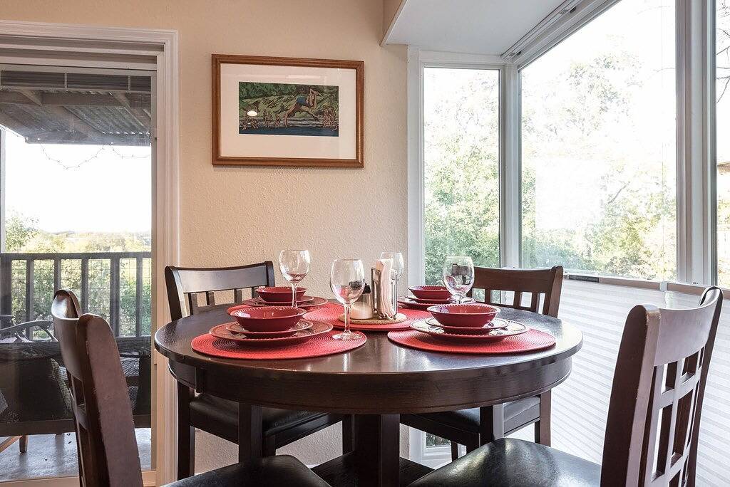 Ganze Wohnung, Erstaunliche Aussicht - 2 Blocks zum Park, Springs, Trails, River - 2 Meilen zum Dt - King Bed! in Austin, Travis County