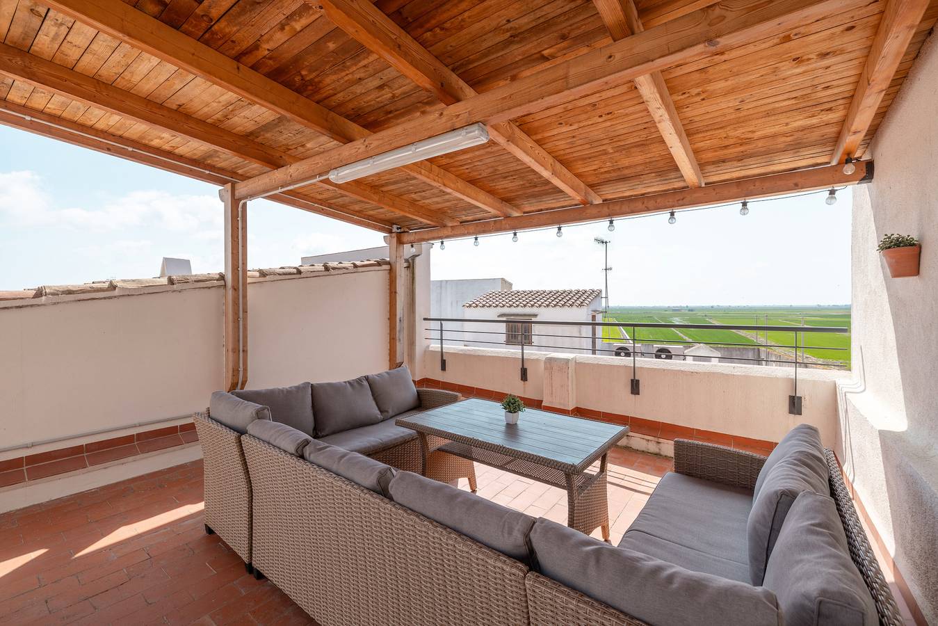 Apartamento entero, Apartamento 'Les Carolines' con terraza privada, Wi-Fi y aire acondicionado in Tierras del Ebro, Delta del Ebro