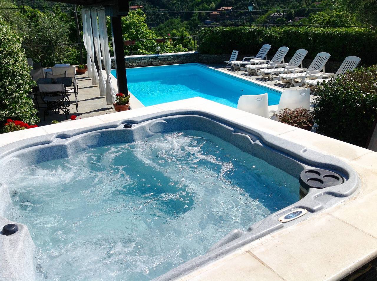 Villa „Daphne Pool und Jacuzzi“ mit privatem Pool, Wlan und Klimaanlage in Vescina, Avegno