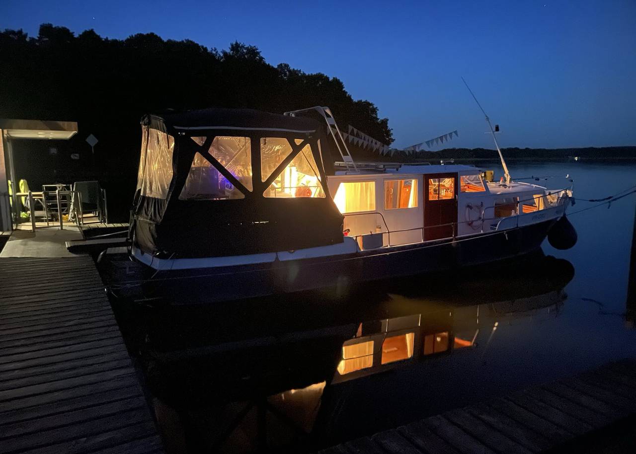 Hausboot 'Helena' mit Blick auf den See in Wesenberg, Mecklenburg-Strelitz