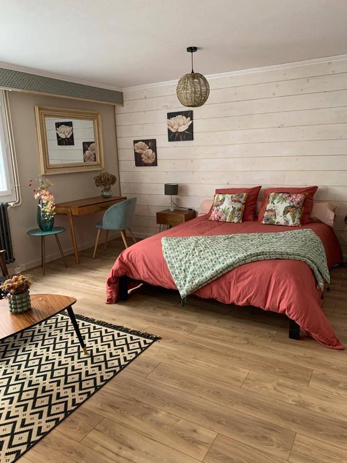 Double Room with Private Bathroom in Saint-Gelais, Région de Niort