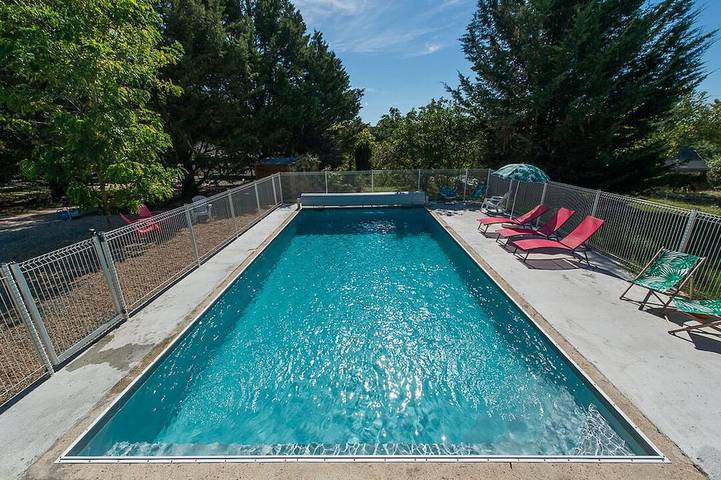 Location de vacances pour 20 personnes, avec Terrasse ainsi que Jardin et Piscine à Saint-Épain