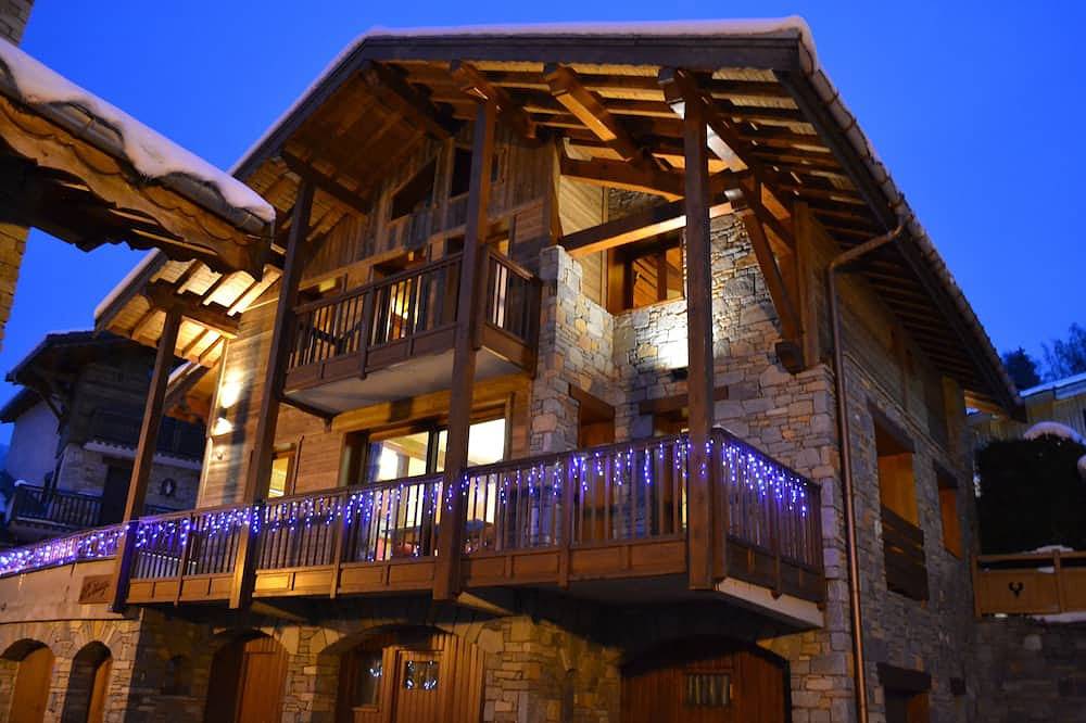 Chalet Versoye self-catered chalet, ensuite beds, spa, boot warmer. Sleeps 12. in La Plagne, Bellentre