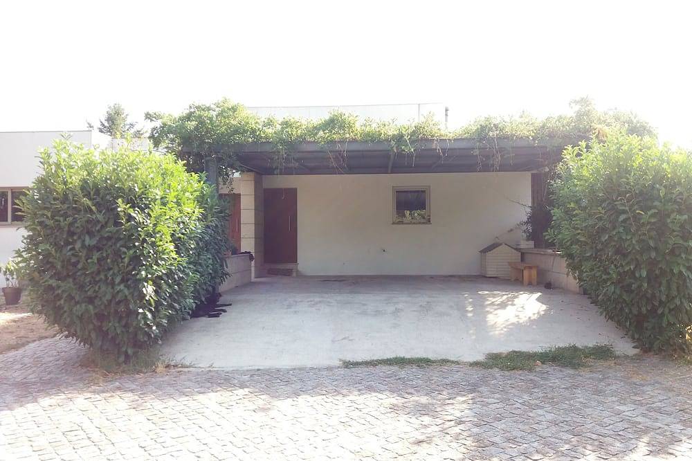 Moderne villa, gelegen op een groene plek, ideaal voor gezinnen of groepen. in Vilar de Ferreiros, Vila Real District