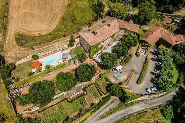 Château de Charfetain, domaine du 17ème offrant plusieurs dépendances de charme. in Brullioles, Lyon et ses environs