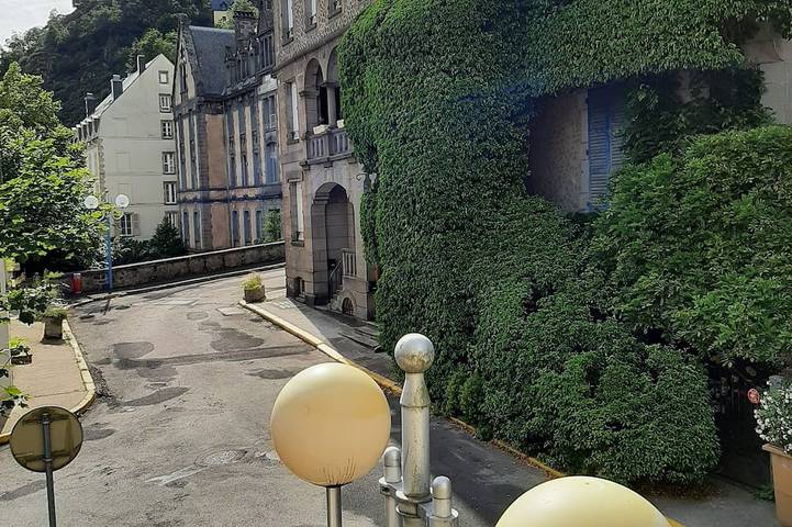 Appartement entier, Appartement F1 tout confort , en centre ville, proche des thermes. in La Bourboule, Parc naturel régional des Volcans d'Auvergne