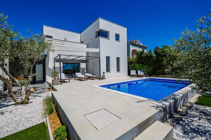 Villa für 9 Personen, mit Balkon und Terrasse sowie Pool in Trogir