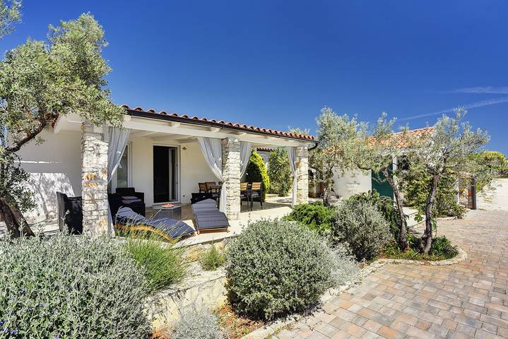 Ferienhaus für 6 Personen, mit Terrasse und Garten in Peroj - 4