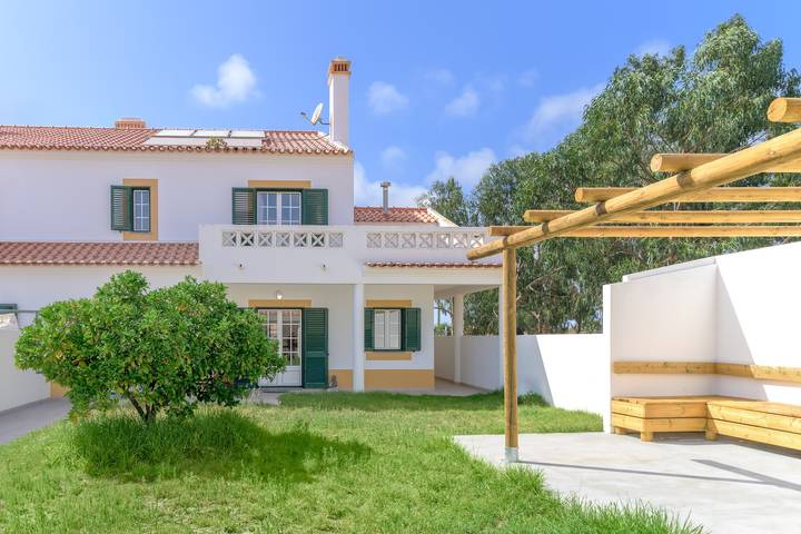Casa de vacaciones para 8 personas, con Balcón y Jardín en Costa Alentejana
