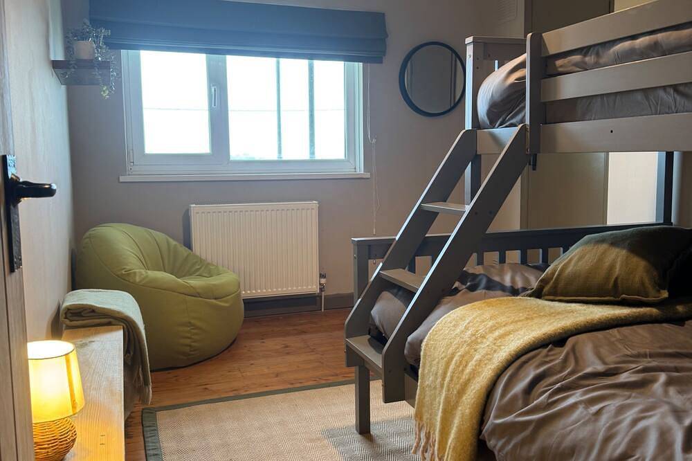 Llysawelon 2-Bed Cottage, Sleeps 5, Pets Ok in Carmarthenshire