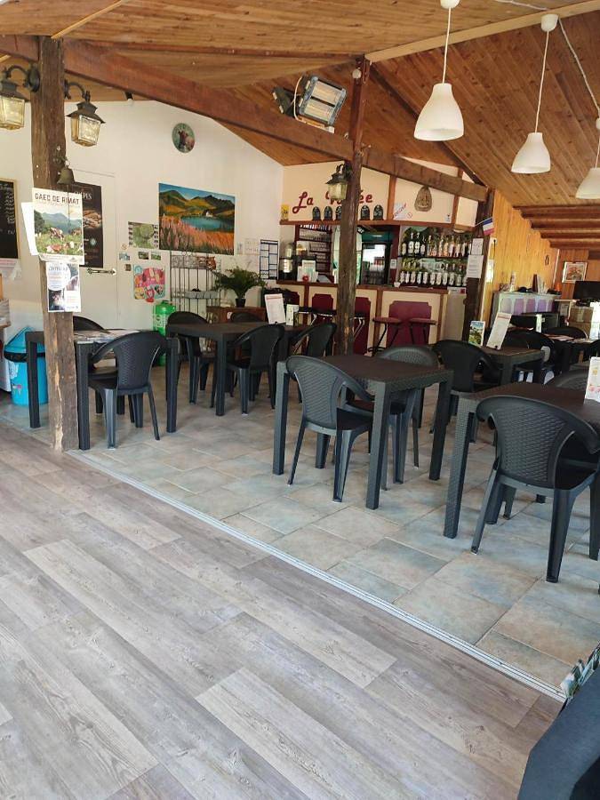 Camping pour 2 personnes, avec terrasse dans Région de Besse-et-Saint-Anastaise - 4