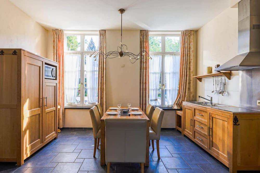 Grand appartement dans un château du Xvie siècle in Aywaille, Région de Liège