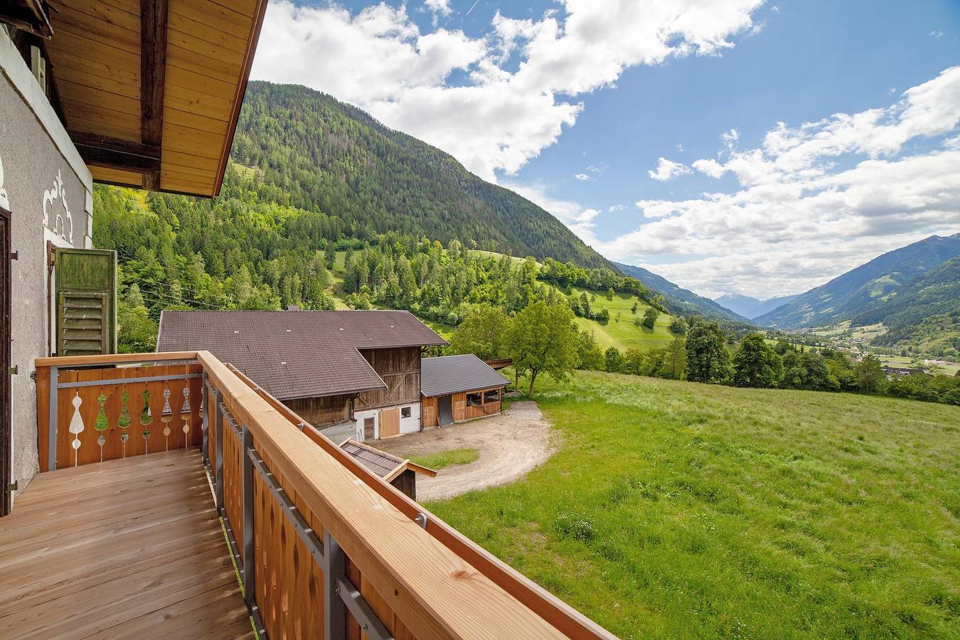 Entire apartment, Apartment 'Schlossbauer Große' with Mountain View, Shared Terrace and Wi-Fi in Stubai Alps, San Leonardo in Passiria