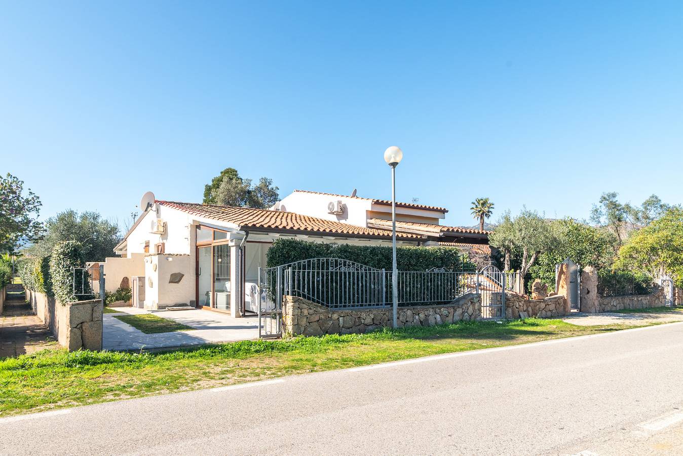 Ganze Wohnung, Ferienwohnung 'Bilocale Bianco Tamerici' mit privater Terrasse und Klimaanlage in San Teodoro, Olbia-Tempio