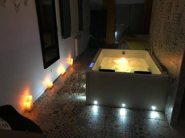 Gîte pour 2 personnes, avec terrasse ainsi que jardin et jacuzzi à Soucelles - 4