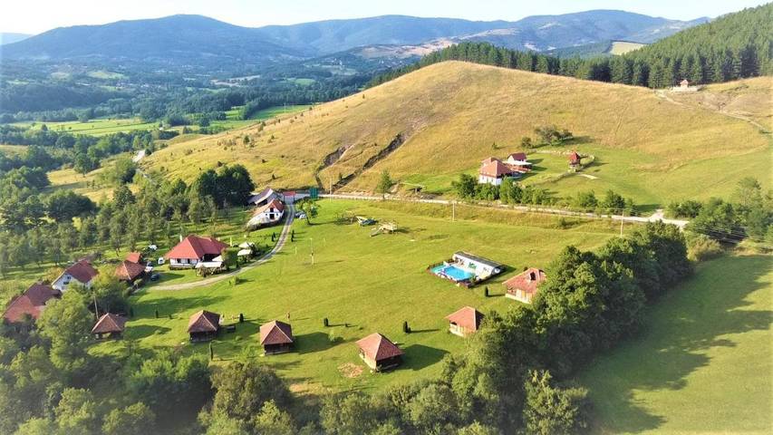 Parc de vacances pour 3 personnes, avec piscine ainsi que vue et jardin à Kosjerić - 2