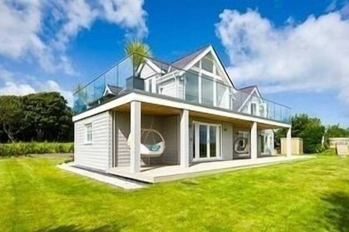 Holiday rental for 14 people, with garden and hot tub as well as balcony in Rhoscolyn