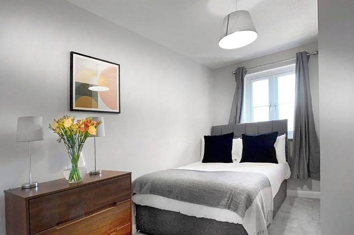 Entire apartment, Wokingham - 2 Bedroom House - With Parking in Wokingham, Berkshire