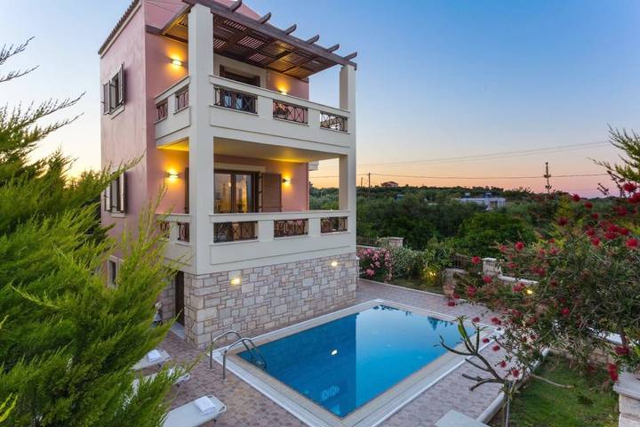 Villa für 10 Personen, mit Balkon und Whirlpool sowie Terrasse und Garten