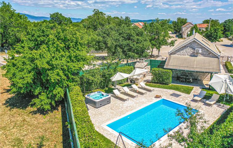 Charmante 2-Zimmer-Wohnung mit Pool, Terrasse und WLAN in der Nähe des Modro Jezero in Imotski, Makarska Riviera