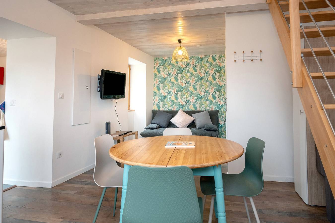 Appartement entier, Appartement "Chez Pierre Et Germaine" avec vue sur les montagnes, terrasse privée et Wi-Fi in Saint-Genix-les-Villages, Région de Chambéry