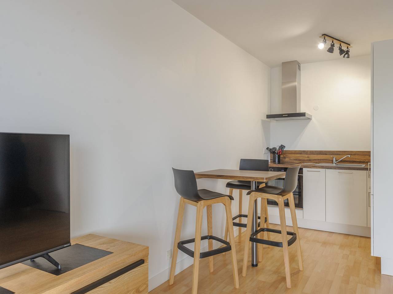 Appartement entier, Appartement Calme avec Grande Terrasse, Aytré, Proche Lac, 2 Pers. in Aytré, Région de La Rochelle