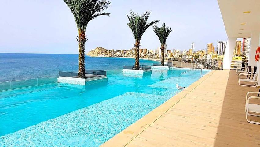 Appartement de vacances pour 4 personnes, avec piscine ainsi que terrasse et vue