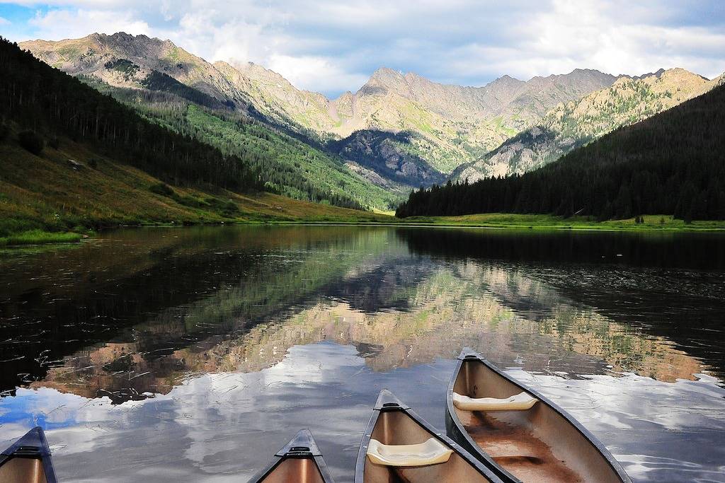 Ganze Wohnung, Mountain Views at Vail East | Fireplace, Desk, Walk to Vail Shuttle & Trails in Bighorn, Vail