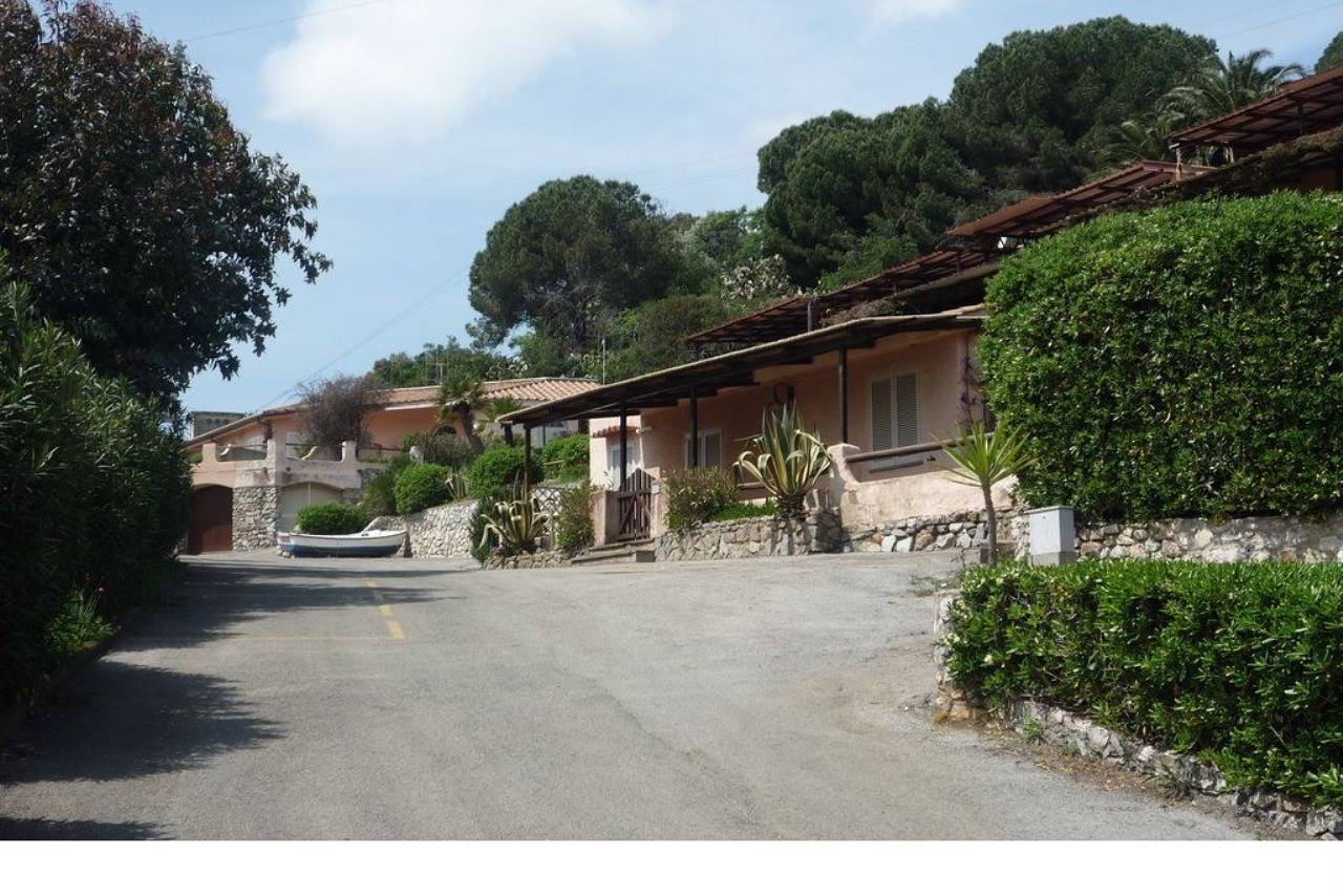 Ganze Ferienwohnung, Ferienwohnung für 4 Personen mit Terrasse in Cala Di Mola, Naregno