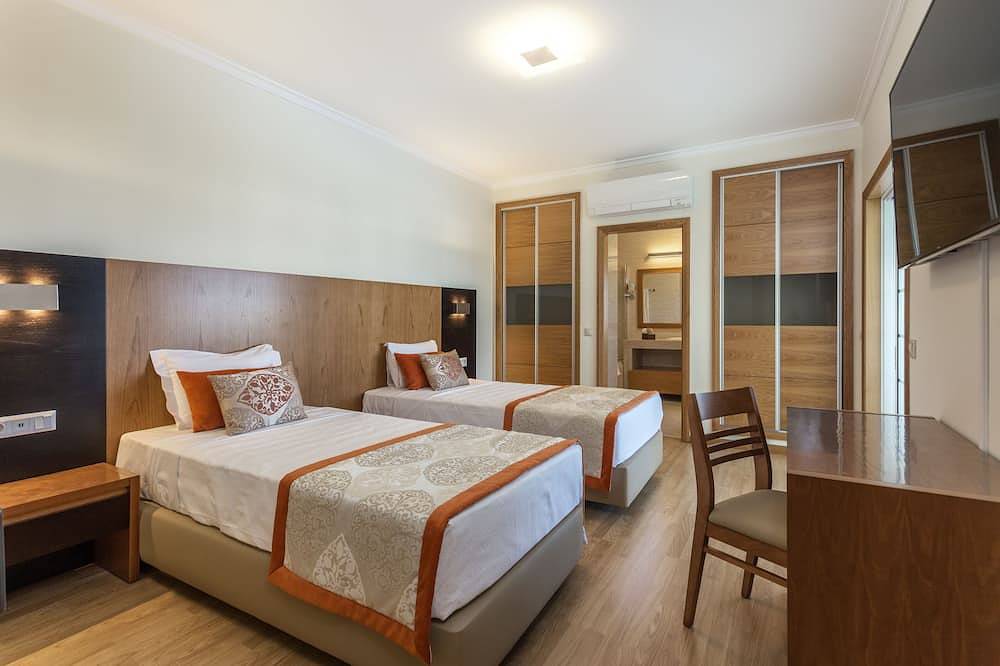 Luxuriöse mediterrane Villa mit beheizbarem Pool und Fitnessraum in Montes de Alvor, Alvor