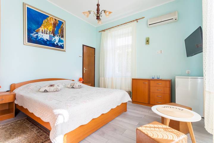 Double room with it's own bathroom in Malinska in Malinska-Dubašnica, Krk