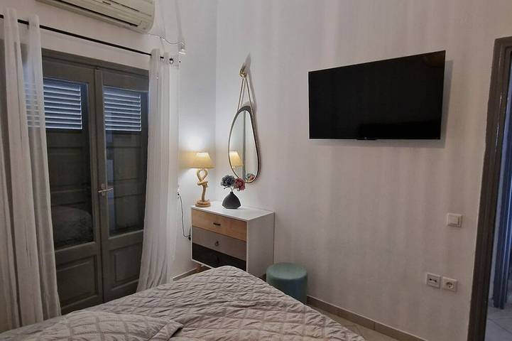 Gabriel Haus am Strand https: // youtu. be / w9WYxgJazl8 in Monolithos, Santorin