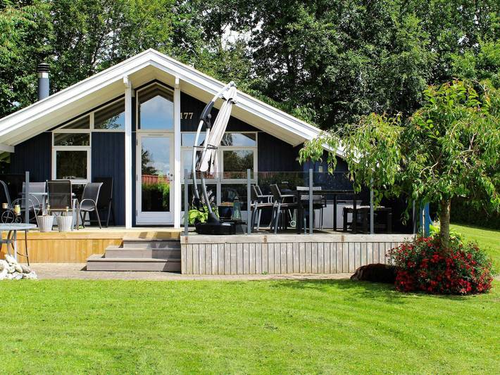 Ferienhaus für 8 Personen, mit Whirlpool und Terrasse sowie Sauna in Pøt Strandby