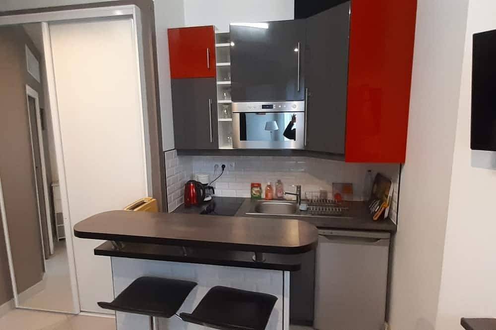 Entire apartment, Apartment Studio in Small renovated house in Paris in 13th Arrondissement, Paris