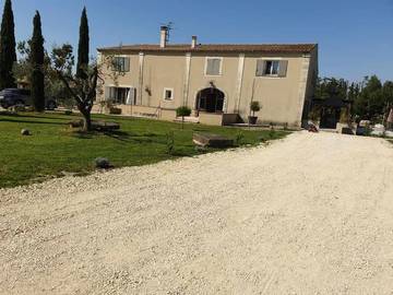 Chambre d’hôte pour 2 personnes, avec piscine ainsi que terrasse et jardin à Châteaurenard