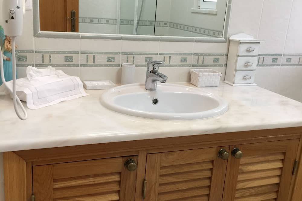 Villa in einem Golfplatz, in der Nähe der Strände, Schwimmbad 50 Meter entfernt, gratis Wifi in Budens, Faro Distrikt