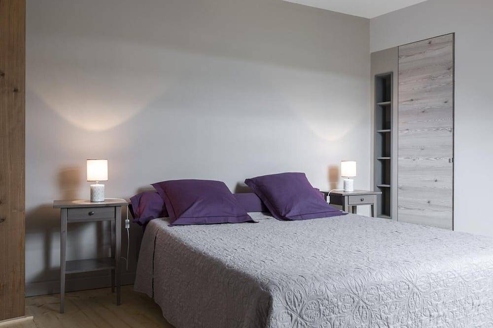 Casa rural renovada con terraza, estufa de leña y Wifi en Chapeau in Chapeau (desambiguación), Allier (desambiguación)