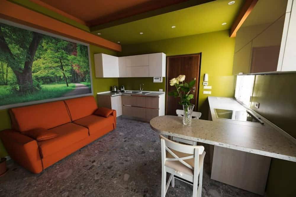 Apartamento entero, The Best - Swimming Pool - Hydro - Sauna- Shower Chrome T in Desenzano del Garda, Montañas Garda